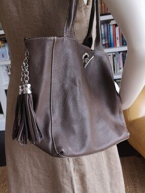 Gorgeous leather shoulder bag